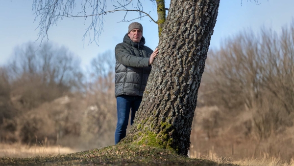 Sotsiaaldemokraadist Anti Allas on teinud loogilise järelduse, et tema nõukogust väljaarvamine on seotud tema sõnavõttudega sotsiaalmeedias: „Puu annab keerulisel hetkel jõudu ja aitab endaks jääda”. Foto: AIGAR NAGEL
